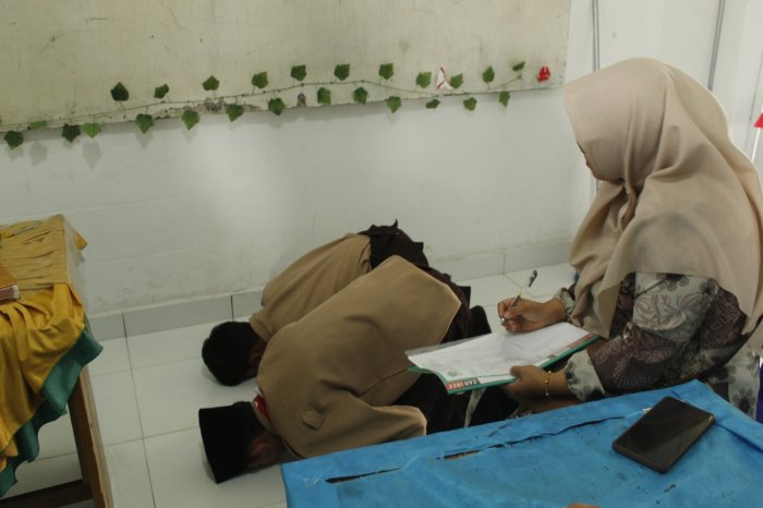 Gerakan Tepat, Bacaan Lancar: Ujian Shalat Subuh Bentuk Karakter Siswa MTsN 1 Kerinci