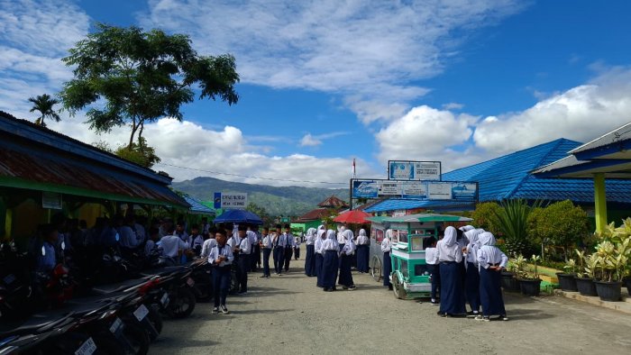 Istirahat Jadi Seru, Siswa MTsN 1 Kerinci Nikmati Jajanan Pedagang Keliling di Madrasah