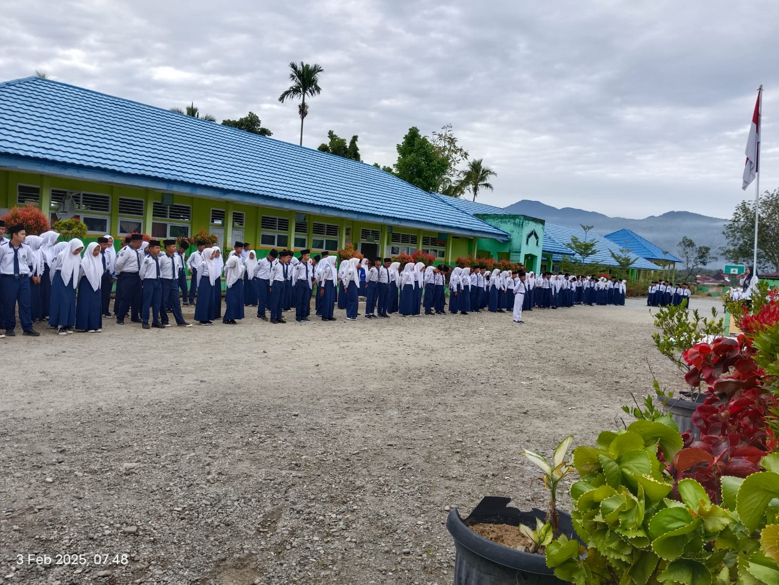 Kegiatan Upacara Bendera MTsN 1 Kerinci, Pembina Ibu Rahma Bifa Elqies Menyampaikan Pesan Moral kepada Siswa