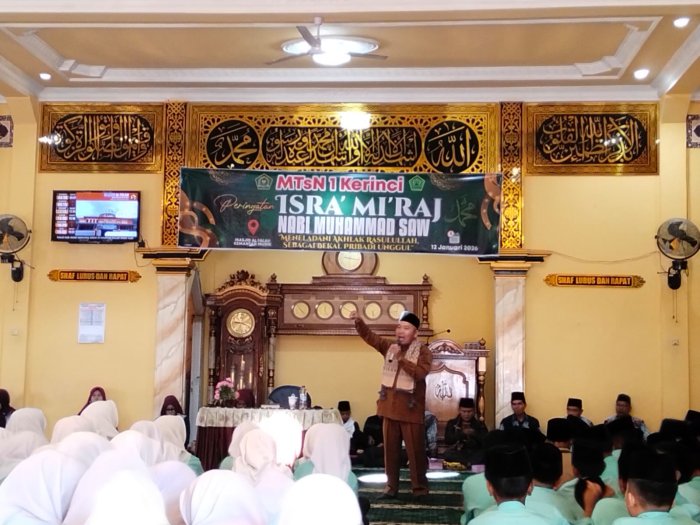 Buya Sijum Latief, S.Pd, M.Pdi Sampaikan Tausiah Inspiratif pada Peringatan Isra` Miraj MTsN 1 Kerinci.