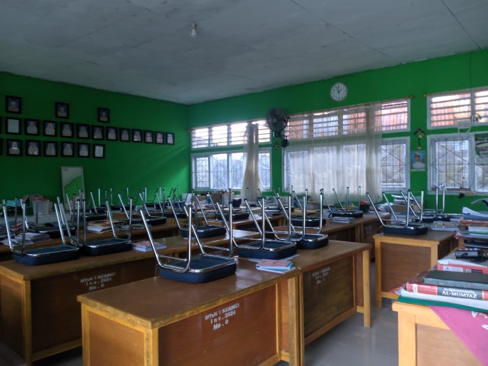 Hari Minggu Tetap Sigap! MTsN 1 Kerinci Pastikan Kebersihan Madrasah Terjaga