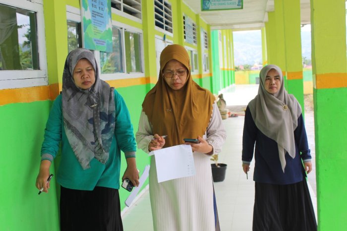 Semangat di Hari Minggu! Para Juri MTsN 1 Kerinci Lakukan Penilaian Kebersihan Kelas dengan Antusias