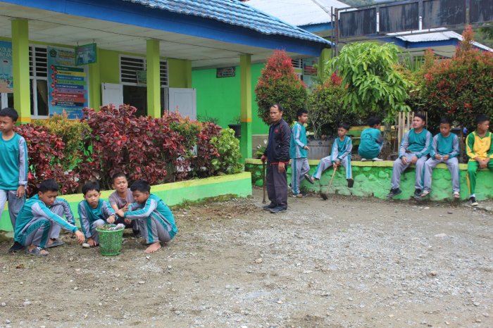 Seru dan Kompak! Wali Kelas Awasi Langsung Aksi Bersih-Bersih Siswa MTsN 1 Kerinci