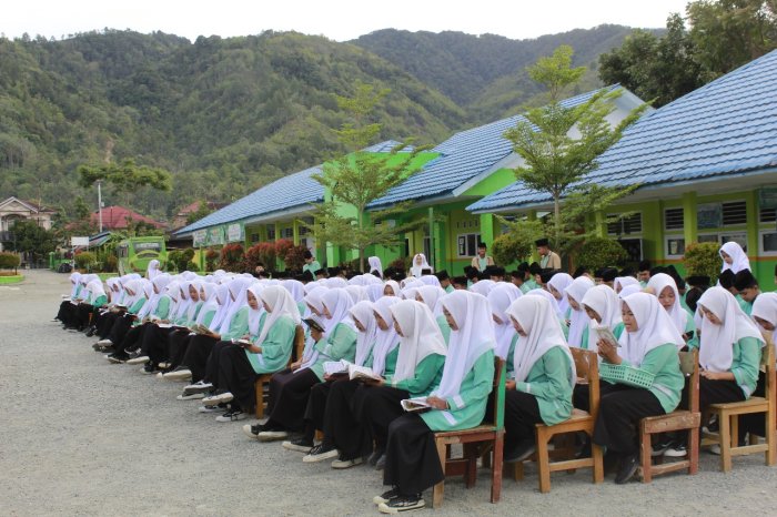 Yasinan Pagi Bernuansa Sejuk: Kelas 9A MTsN 1 Kerinci Tampil sebagai Petugas di Halaman Madrasah
