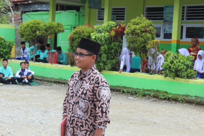 Siswa Lakukan Cosplay Guru, Suasana Madrasah Pecah oleh Tawa dan Keceriaan