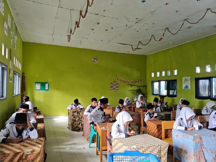 Suasana Kelas Kondusif, Siswa MTsN 1 Kerinci Tampak Serius Mengerjakan Soal Ujian