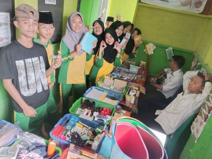 Aktivitas Belanja Siswa Warnai Kehebohan di Kopsis MTsN 1 Kerinci