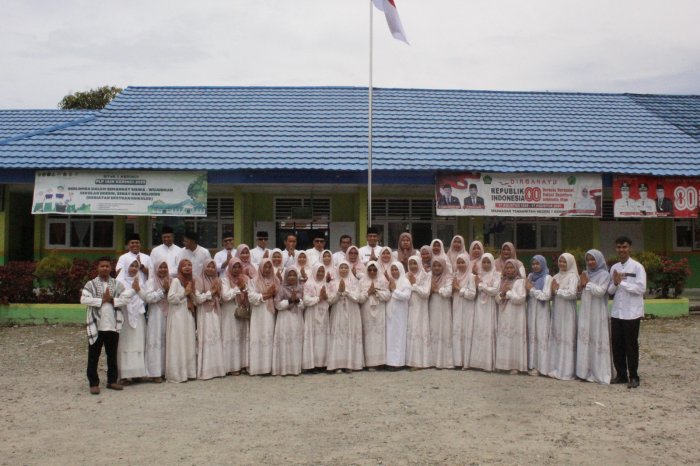 Solid dan Kompak! Keluarga Besar MTsN 1 Kerinci Abadikan Momen Kebersamaa