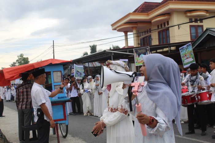 Meriah dan Penuh Antusias, Pawai MTsN 1 Kerinci Lewati MIN 1 Kerinci dan Sekolah Sekitar