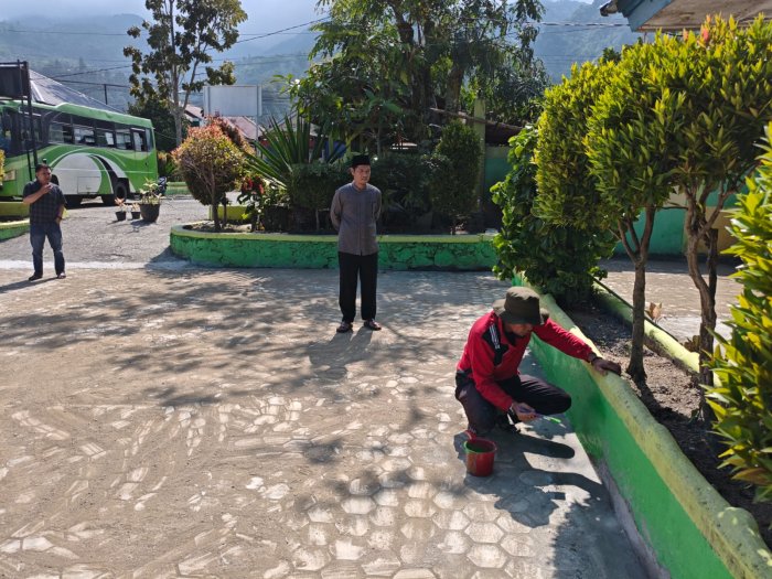 Sentuhan Warna Baru, MTsN 1 Kerinci Percantik Lingkungan Madrasah Dimulai dari Pengecatan Tempat Bunga Sentuhan Warna Baru, MTsN 1 Kerinci Percantik Lingkungan Madrasah Dimulai dari Pengecatan Tempat Bunga