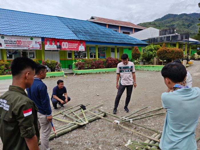 Semangat Gotong Royong Warnai Pembuatan Gapura Pramuka