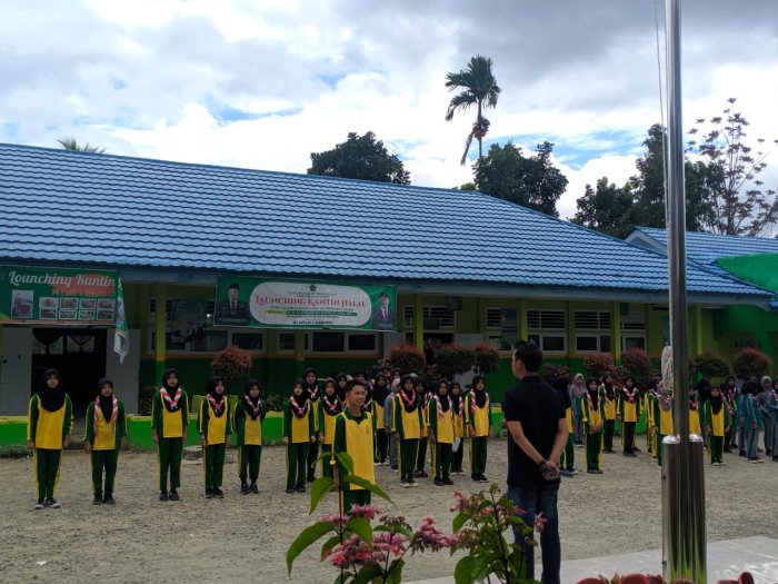 Pramuka MTsN 1 Kerinci Tingkatkan Kedisiplinan dengan Pelatih dari Bantara MAN 2 Kerinci