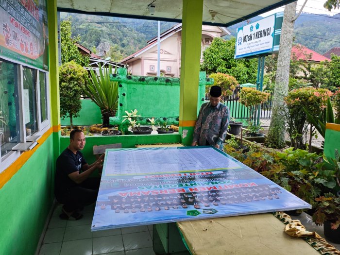 Pemasangan Spanduk Zona Integritas, MTsN 1 Kerinci Tegaskan Komitmen Menuju WBK dan WBBM