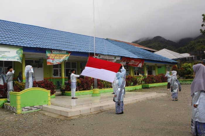 Upacara Peringatan Hari Guru Nasional MTsN 1 Kerinci  PTK Tampil Anggun dengan Baju Adat Melayu Jambi