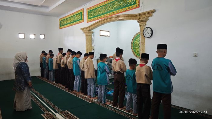 Teladan Religius di Madrasah! Siswa MTsN 1 Kerinci Disiplin Laksanakan Shalat Berjamaah