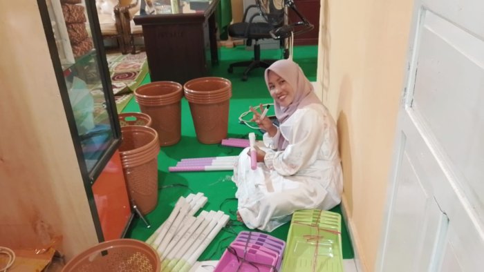 Menyiapkan Peralatan Kebersihan Sekolah sebagai Wujud Kesiapan Menyambut Tahun Ajaran Baru Menyiapkan Peralatan Kebersihan Sekolah sebagai Wujud Kesiapan Menyambut Tahun Ajaran Baru
