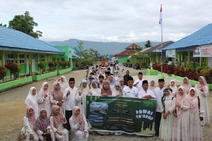 Pawai Meriah Sambut Bulan Suci Ramadhan, MTsN 1 Kerinci Tebar Semangat Kebersamaan