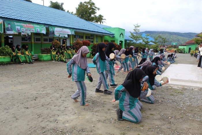 Semangat Menggelora! Siswi MTsN 1 Kerinci Asah Kekompakan dalam Latihan Tari Rangguk untuk Hari Guru