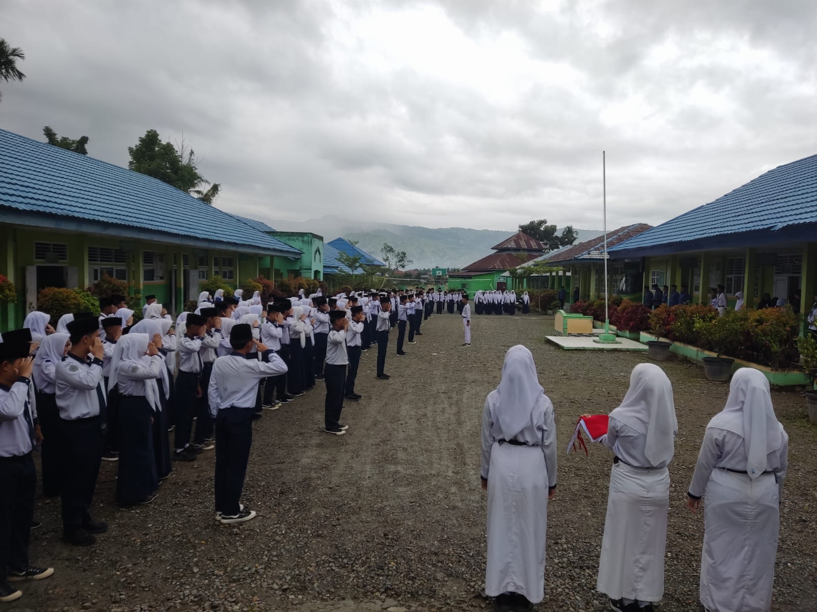 Pesan Disiplin dan Semangat Belajar dari Waka Kesiswaan MTsN 1 Kerinci dalam Upacara Bendera