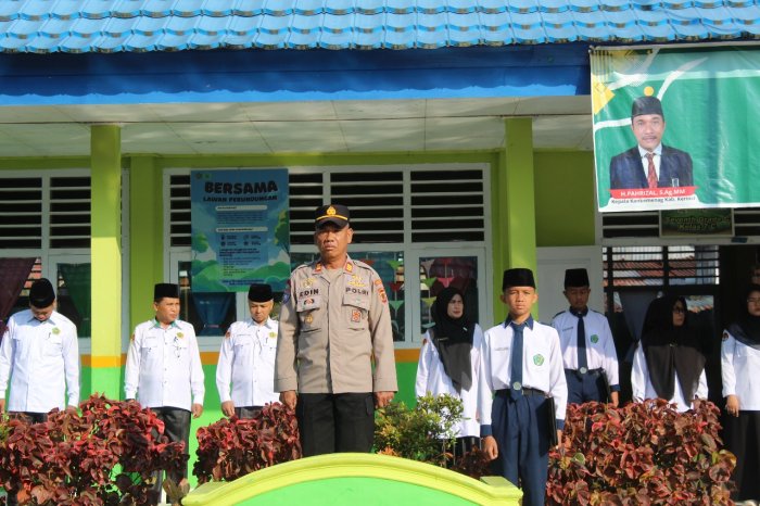 SERIUS! Kasat BinMas Polres Kerinci Turun ke MTsN 1 Kerinci: ini Pesan penting beliau sampaikan dari mimbar Upacara