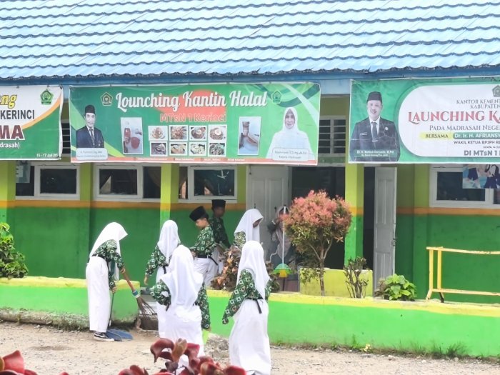  Bersih Kelas, Nyaman Belajar! Siswa MTsN 1 Kerinci Lakukan Kegiatan Bersih-Bersih Sebelum Pembelajaran Dimulai
