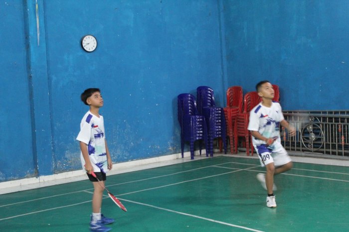 Aksi Memukau! Atlet Putra MTsN 1 Kerinci Ramaikan Laga Badminton Class Meeting