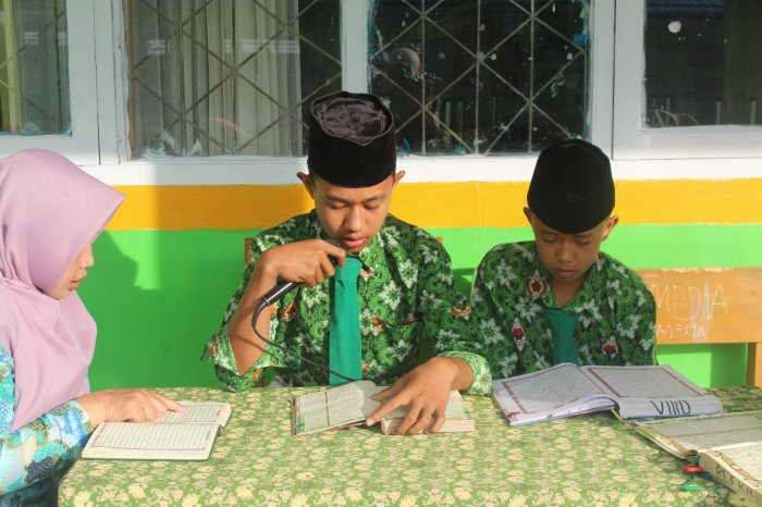 Siswa Kelas 9D Pimpin Tadarus di MTsN 1 Kerinci