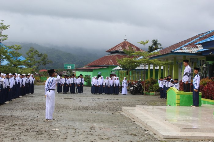 MTsN 1 Kerinci Gelar Upacara Bendera, Bapak Husnadi S.Pd Bertindak Sebagai Pembina