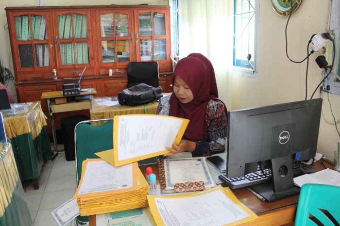 MTsN 1 Kerinci Lakukan Pengecekan & Pemasangan Pas Foto Ijazah Alumni Tahun Ajaran 2024/2025