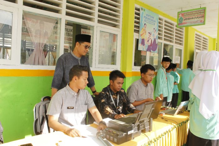 Waka Kesiswaan Pak Khustian, M.Pd Tinjau Langsung Proktor untuk Pastikan Kelancaran Ujian Berbasis Android