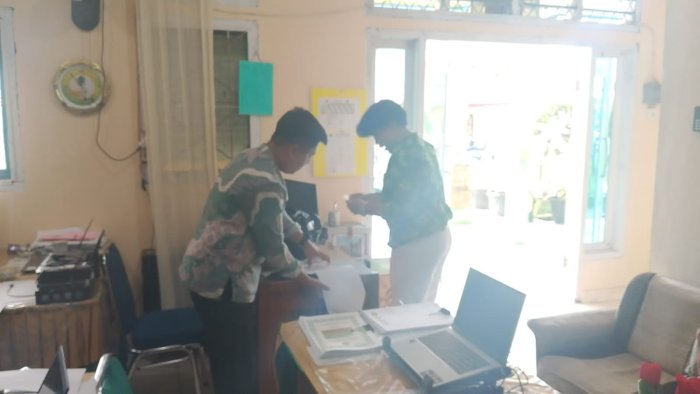 Serius dan Profesional, Staf Tata Usaha MTsN 1 Kerinci Tuntaskan Administrasi dengan Penuh Tanggung Jawab