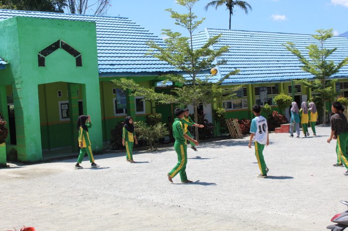 Isi Waktu Istirahat dengan Positif, Siswa MTsN 1 Kerinci Asah Kekompakan Lewat Permainan Voli