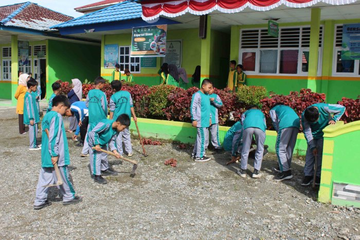 MTsN 1 Kerinci Kompak! Gotong Royong Serentak Wujudkan Madrasah ASRI