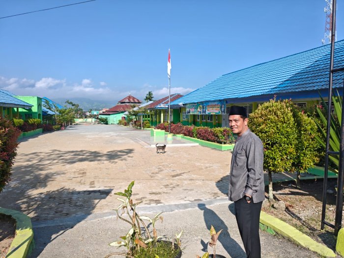 Kepala Madrasah Tinjau Kebersihan dan Keamanan Lingkungan Selama Libur Semester Kepala Madrasah Tinjau Kebersihan dan Keamanan Lingkungan Selama Libur Semester