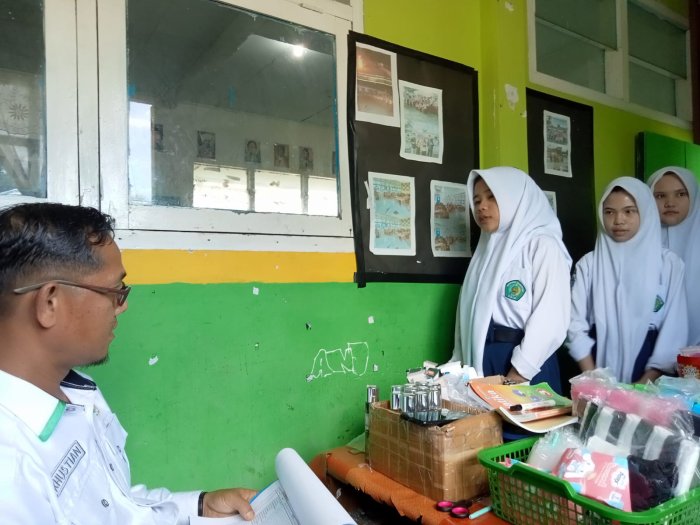 Belajar Seru dan Bermakna! Kelas 9C MTsN 1 Kerinci Setorkan Hafalan Kosakata Inggris