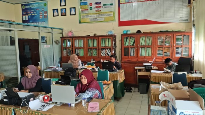 Libur Bukan Alasan! MTsN 1 Kerinci Tetap Buka Layanan Tata Usaha