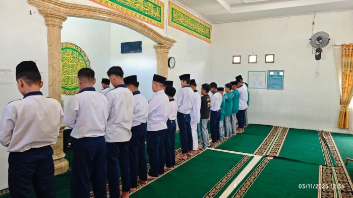 Tingkatkan Ketakwaan dan Kebersamaan, Siswa Kelas 8A dan 7C Laksanakan Shalat Dzuhur Berjamaah di MTsN 1 Kerinci