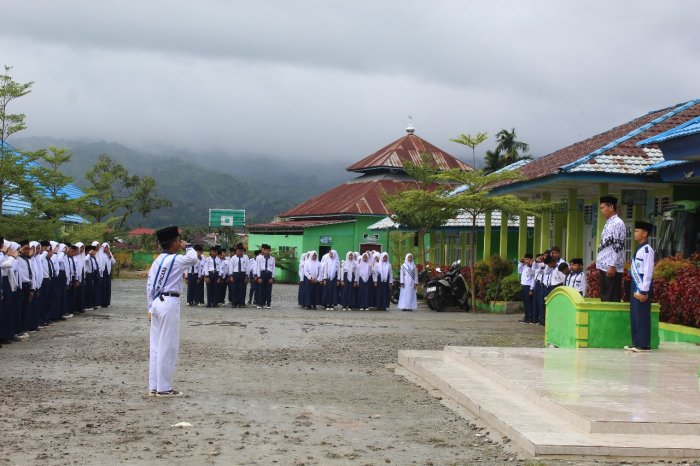 Hujan Reda, Semangat Meluap! MTsN 1 Kerinci Langsung Gelar Upacara Khidmat!