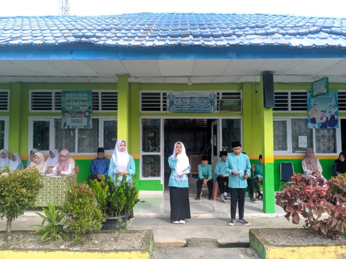 Suarakan Dakwah dengan Tiga Bahasa, Siswa VIII A MTsN 1 Kerinci Tampil Memukau di Lomba Kultum