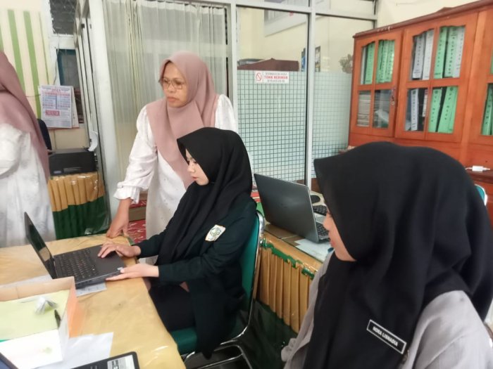 Bangun Profesionalisme, Ibu Deti Susiati, S.Pd.I Bimbing Mahasiswa PLP dalam Bidang Manajemen Pendidikan