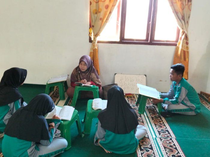Tingkatkan Keimanan Siswa, MTsN 1 Kerinci Gelar Kegiatan Tahfidz Bersama Ibu Laila Fitri, M.Pd