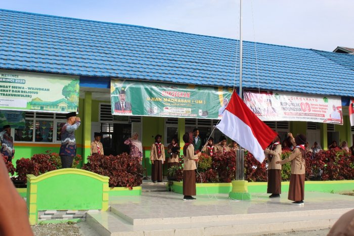  Bangun Karakter Siswa, Waka Kesiswaan Bapak Khustian, M.Pd Bina Apel Kedisiplinan Bersama Petugas Kelas 7B