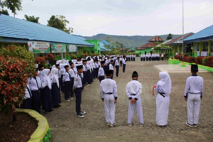 MTsN 1 Kerinci Gelar Upacara Bendera Rutin, Petugas 8C dan Bapak Adil Zalmi, S.Pd.I sebagai Pembina