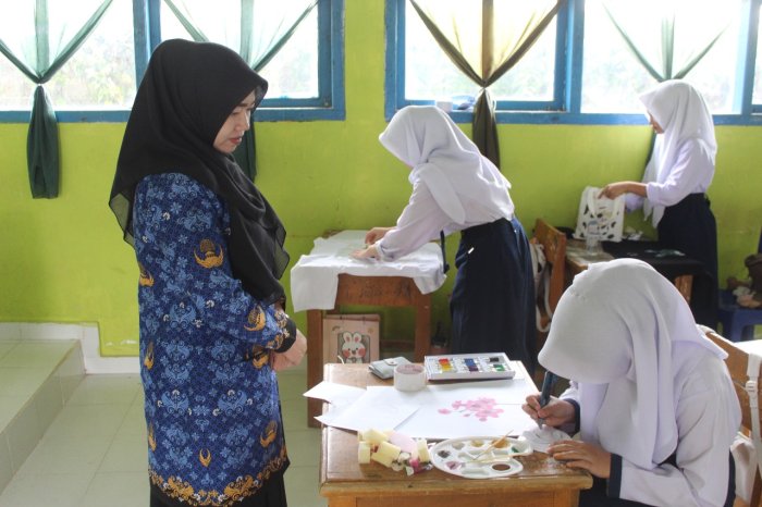 Praktik Seni Lukis Bersama Ibu Tia Ivontia, S.Pd: Siswa Kelas IX A MTsN 1 Kerinci Asah Kreativitas Lewat Goresan Warna