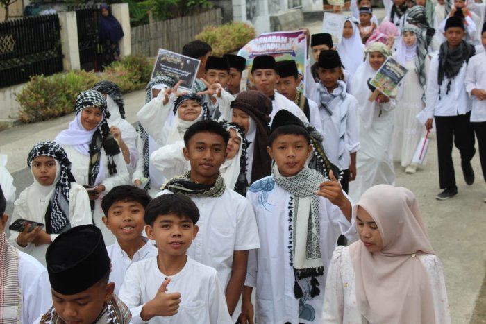 Keceriaan Siswa-Siswi MTsN 1 Kerinci Warnai Pawai Ramadhan dengan Penuh Antusias