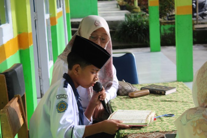 Mengawali Hari dengan Al-Quran, MTsN 1 Kerinci Gelar Tadarus Pagi Dipandu Zaki dari Kelas 9B
