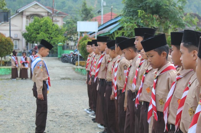 Kelas VIII B Tampil Total! Apel Disiplin Berjalan Penuh Makna