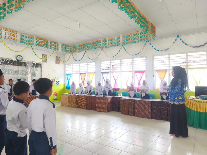 Melodi Islami, Jiwa Harmoni — Siswa 7B MTsN 1 Kerinci Semangat Berlatih Nasyid Bersama Ibu Bella Syarifah, S.Pd.