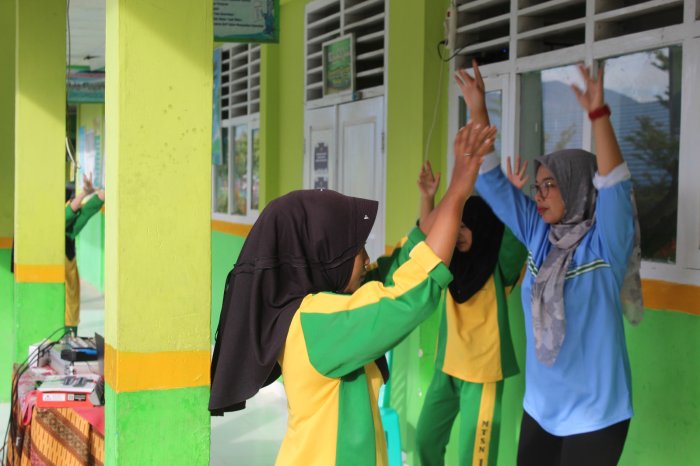Semangat Senam Pagi Bersama Ibu Bela Syarifah, S.Pd dan Instruktur Kelas di MTsN 1 Kerinci