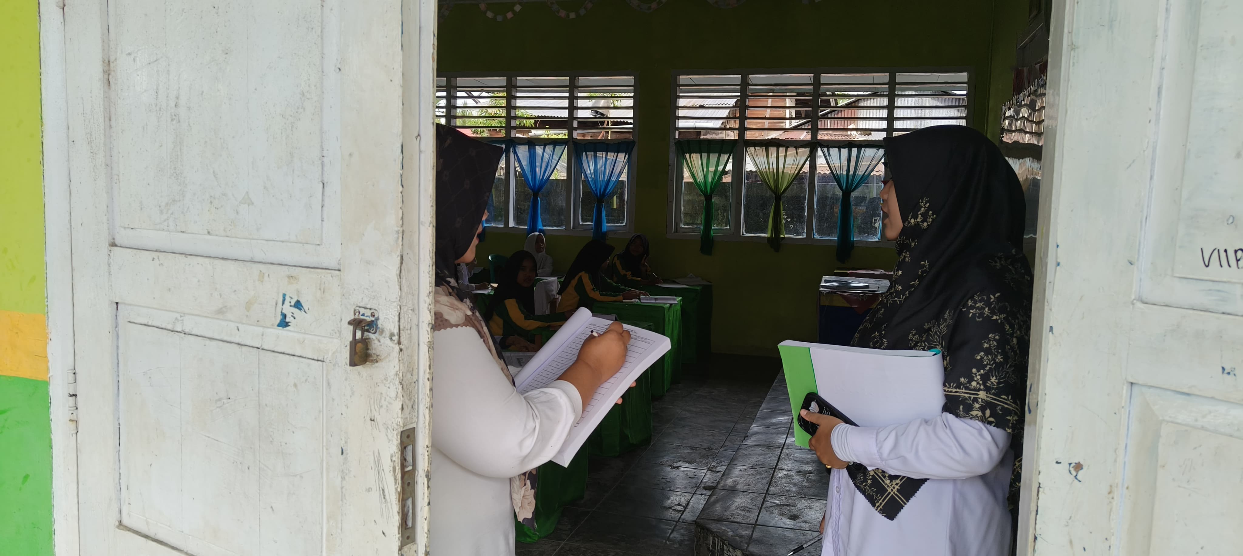 MTSN 1 Kerinci Tingkatkan Kedisiplinan: Guru Piket Rutin Monitoring Absensi Siswa Setiap Pagi